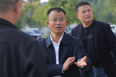 新晃縣委常委、縣委政法委書(shū)記楊海濱到我校視察、指導(dǎo)學(xué)校工作
